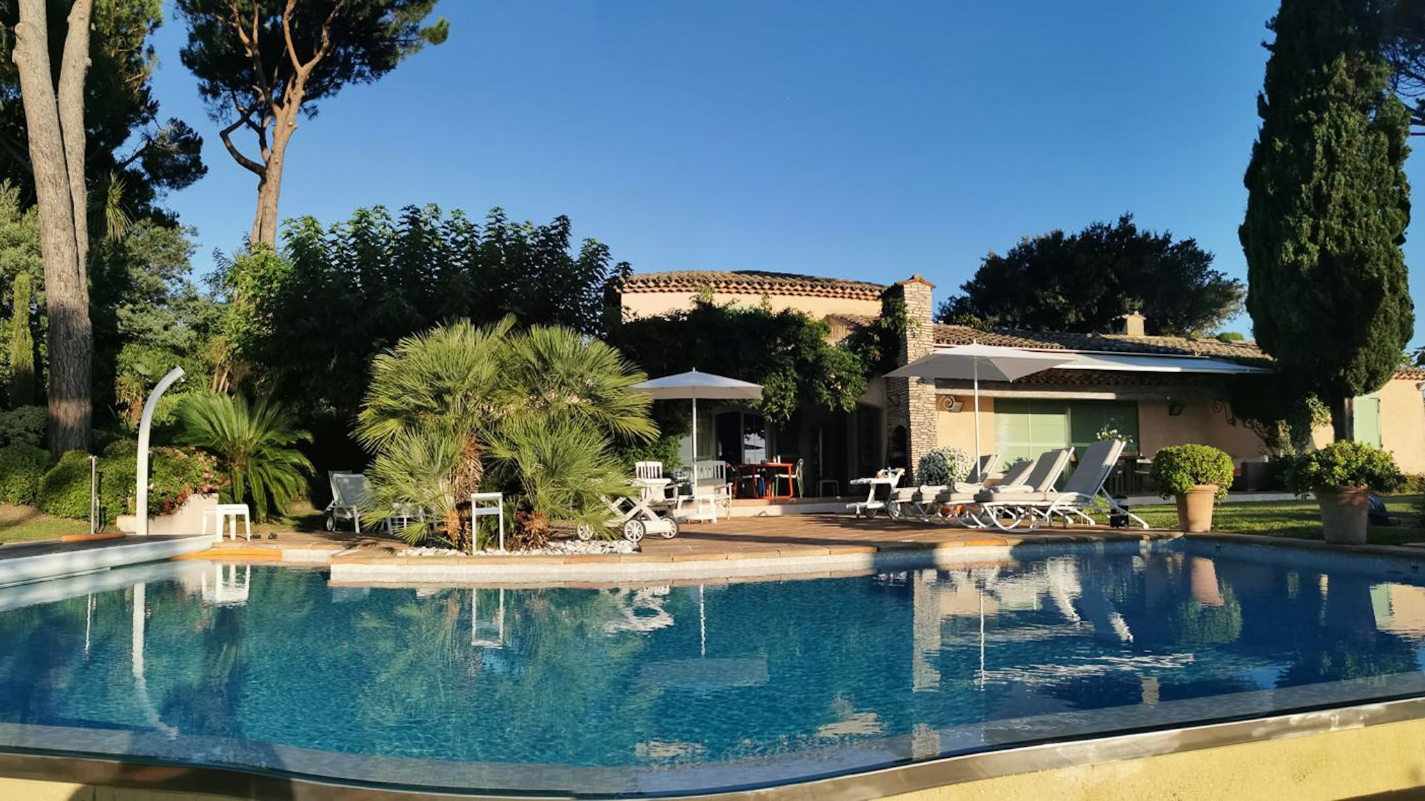 Piscine, terrasse et bain de soleil