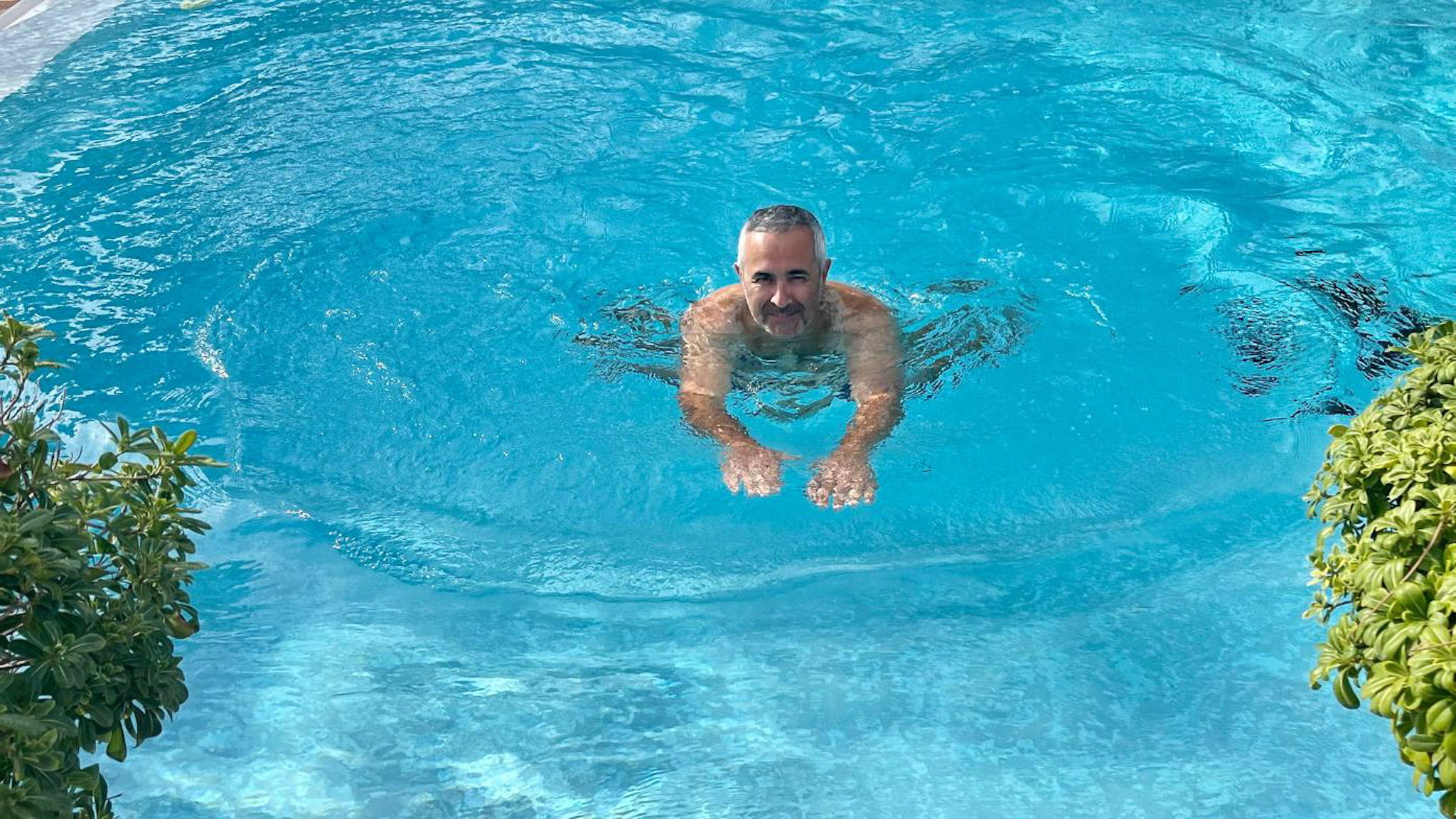 Moment de détente dans la piscine