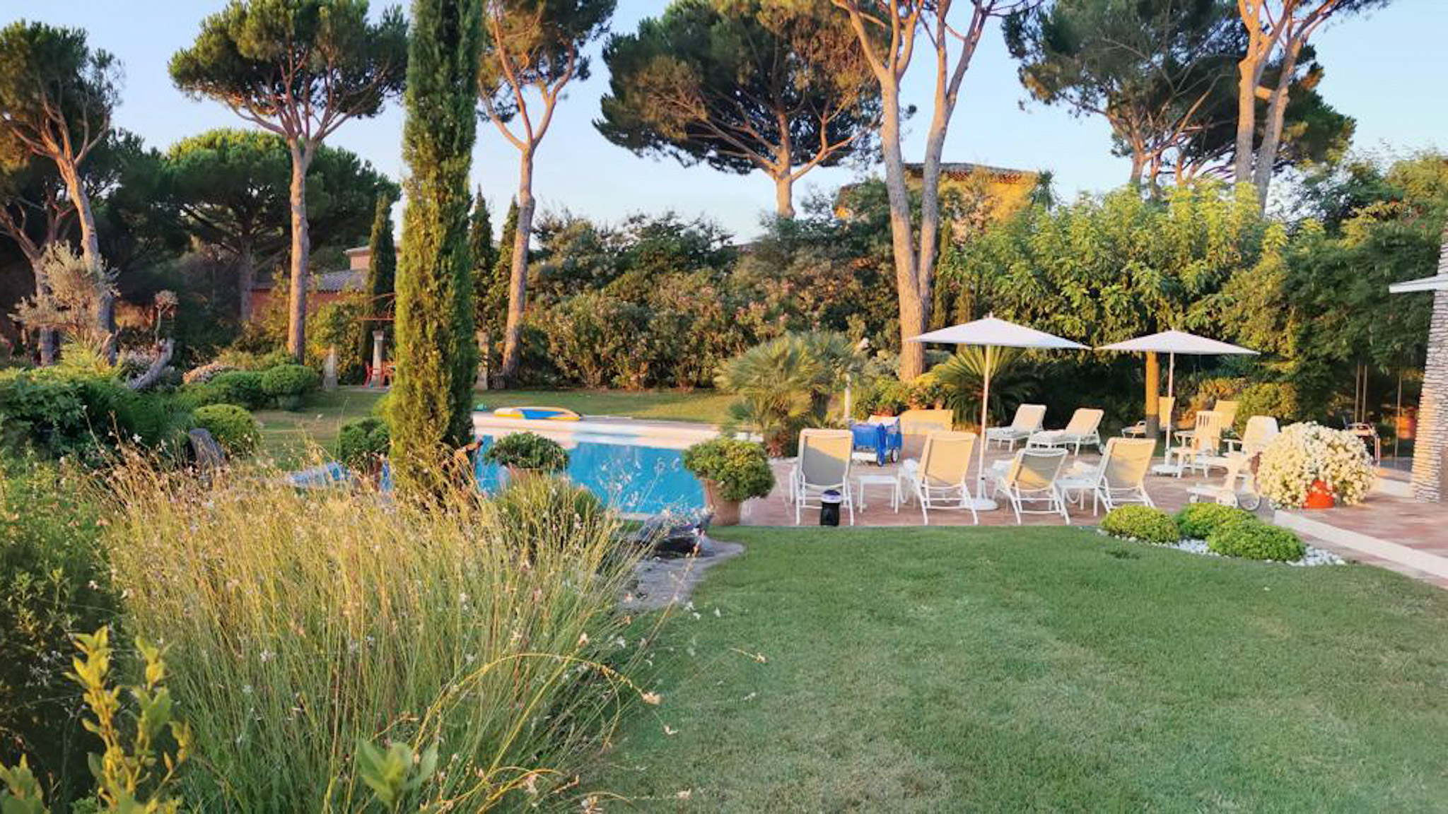 Bain de soleil au bord de la piscine