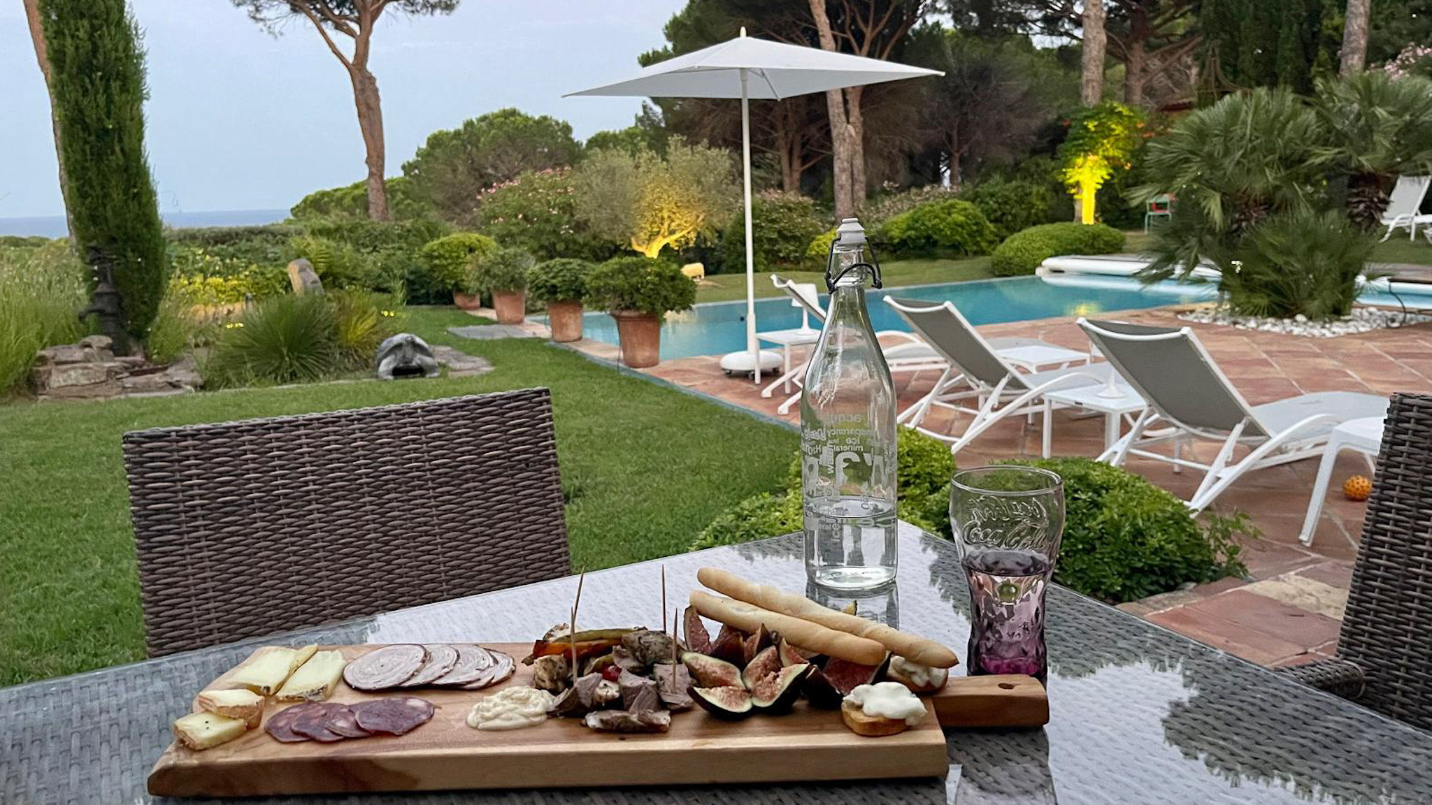 Détente au bord de la piscine