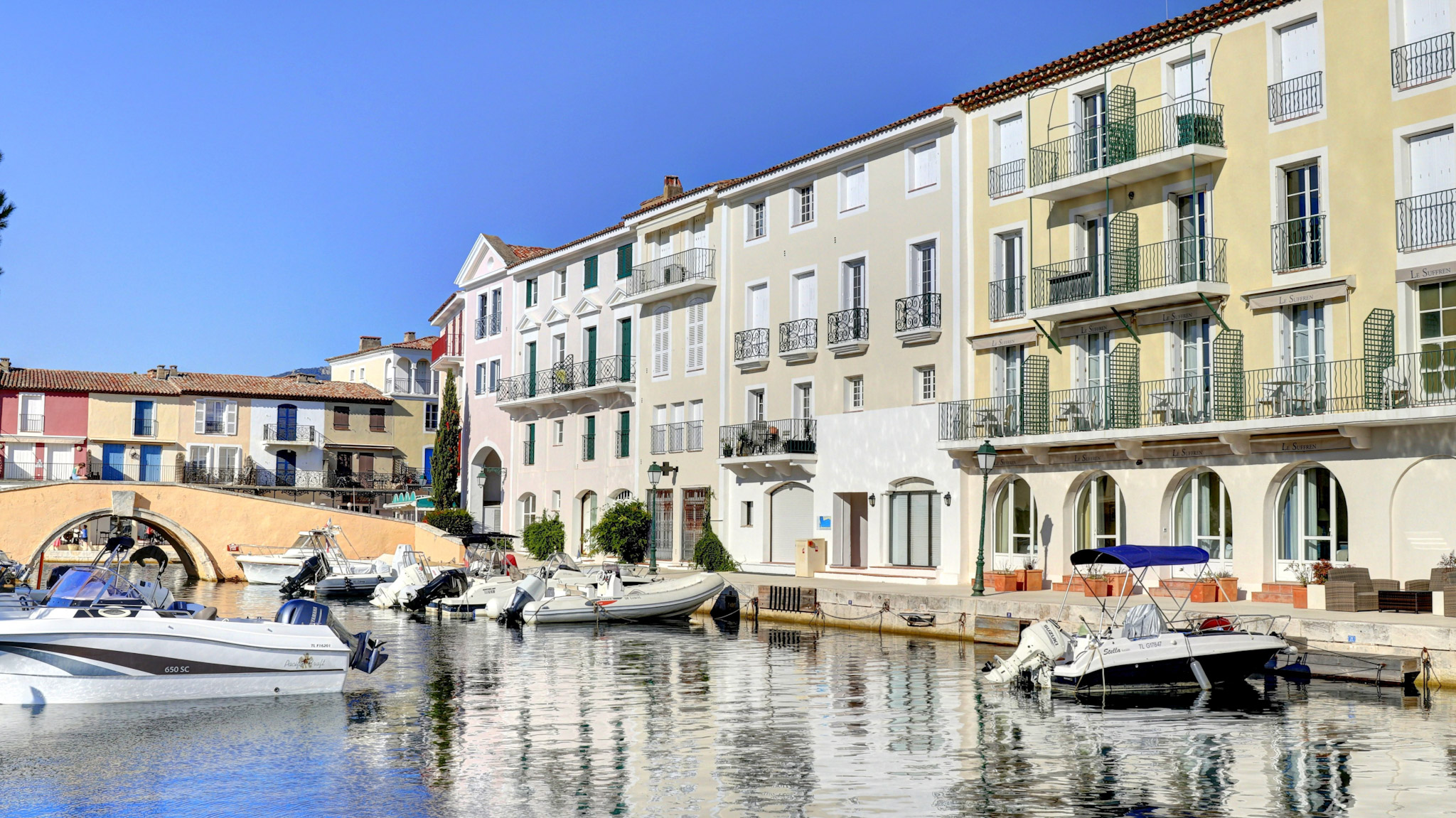 Port Grimaud, les bateaux au bord des maisons