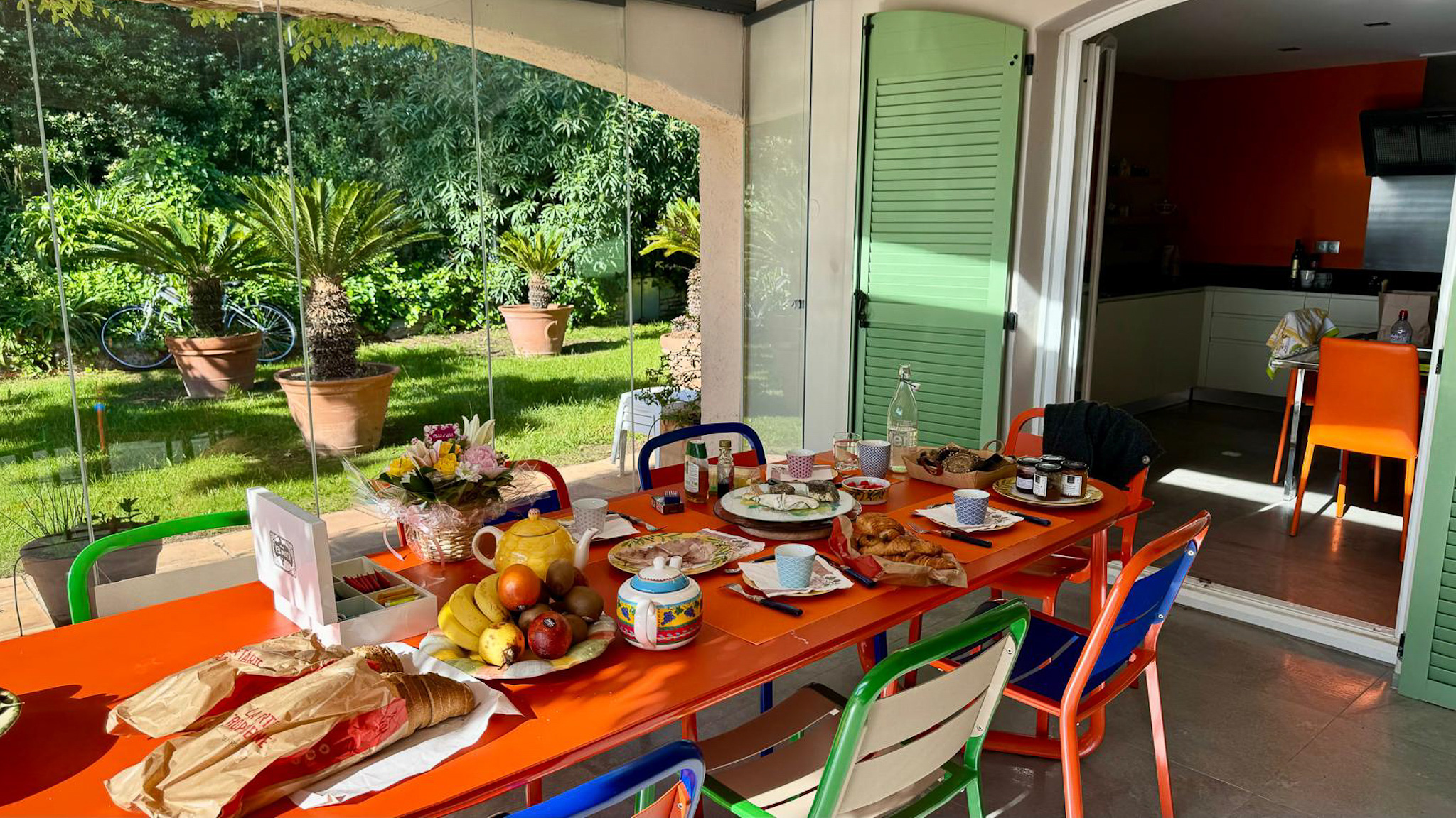 Repas sur la terrasse ombragée