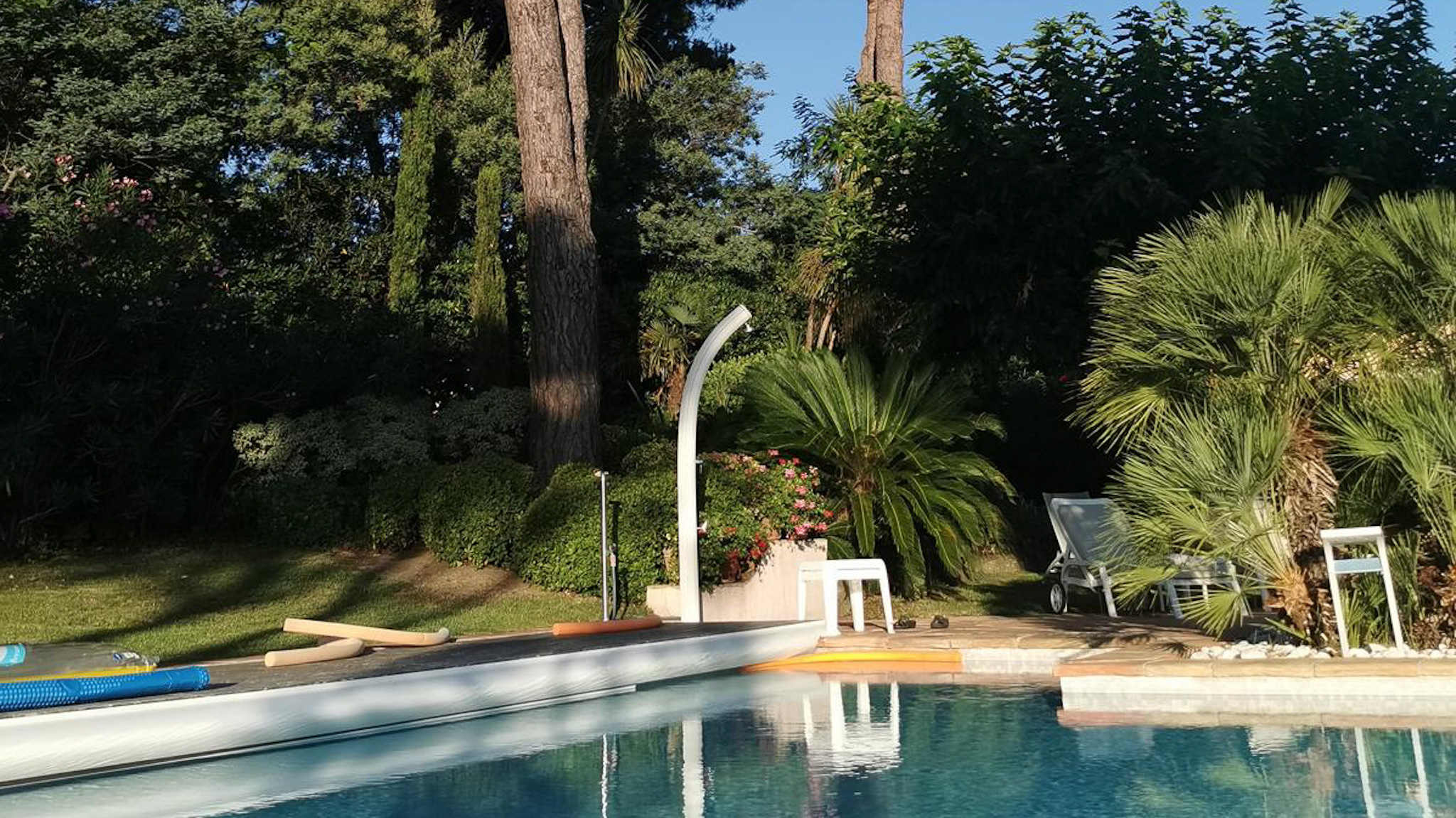 Douche avant de Profiter de la Piscine