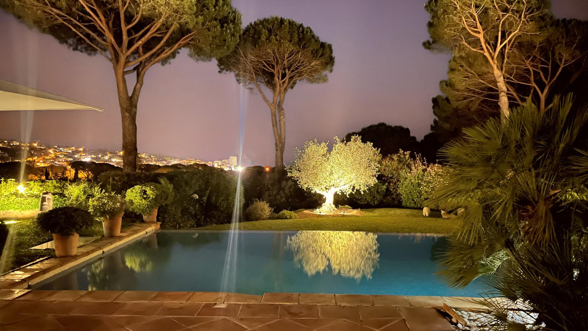 La piscine éclairée la nuit