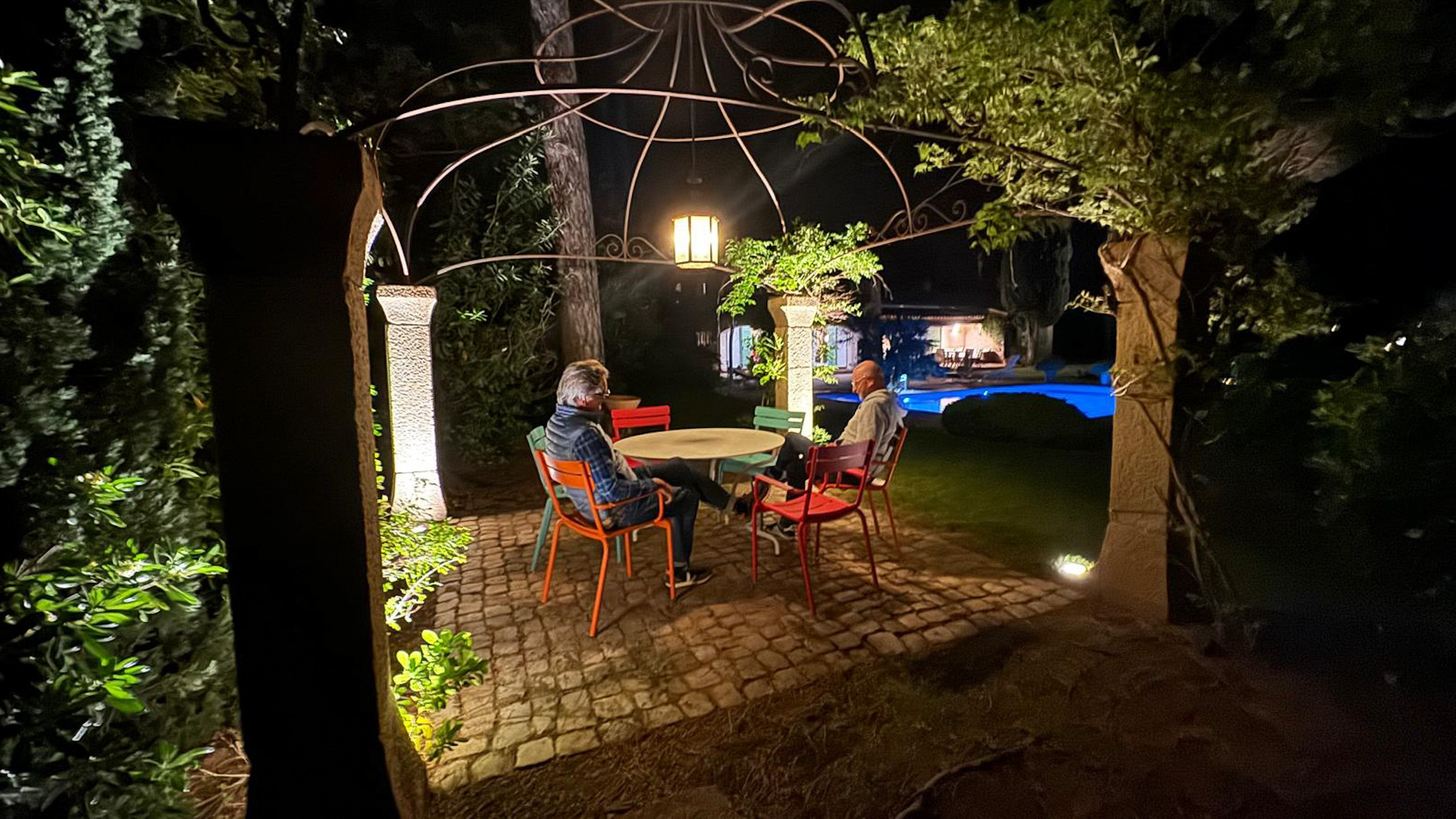 Petite terrasse arborée pour des moments calmes