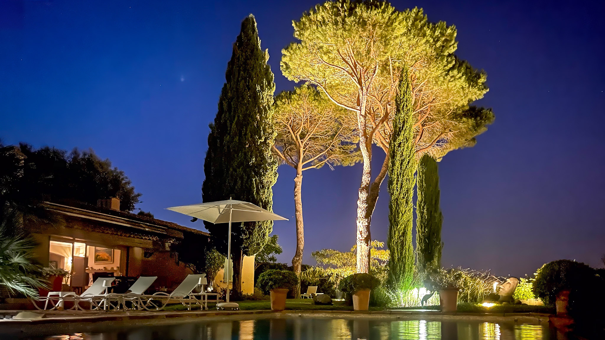 le Jardin de la villa la Marchellerie sous la lumiere