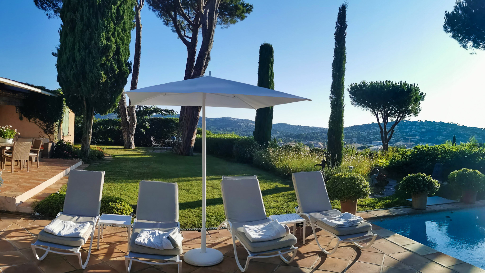 Les bains de soleil au bord de la piscine