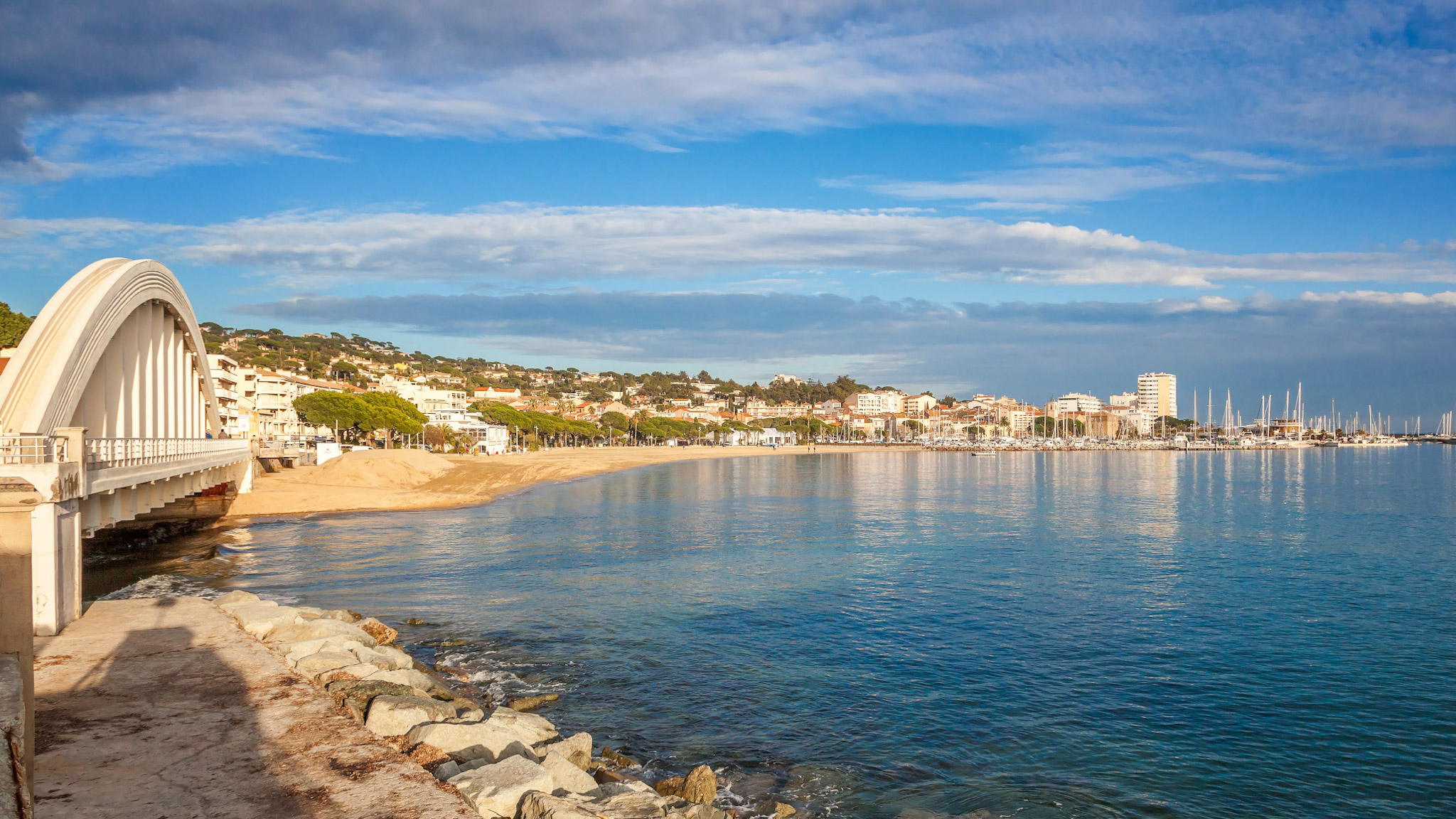 Du Pont du Préconil au Port de Sainte Maxime, la plage du Centre Ville