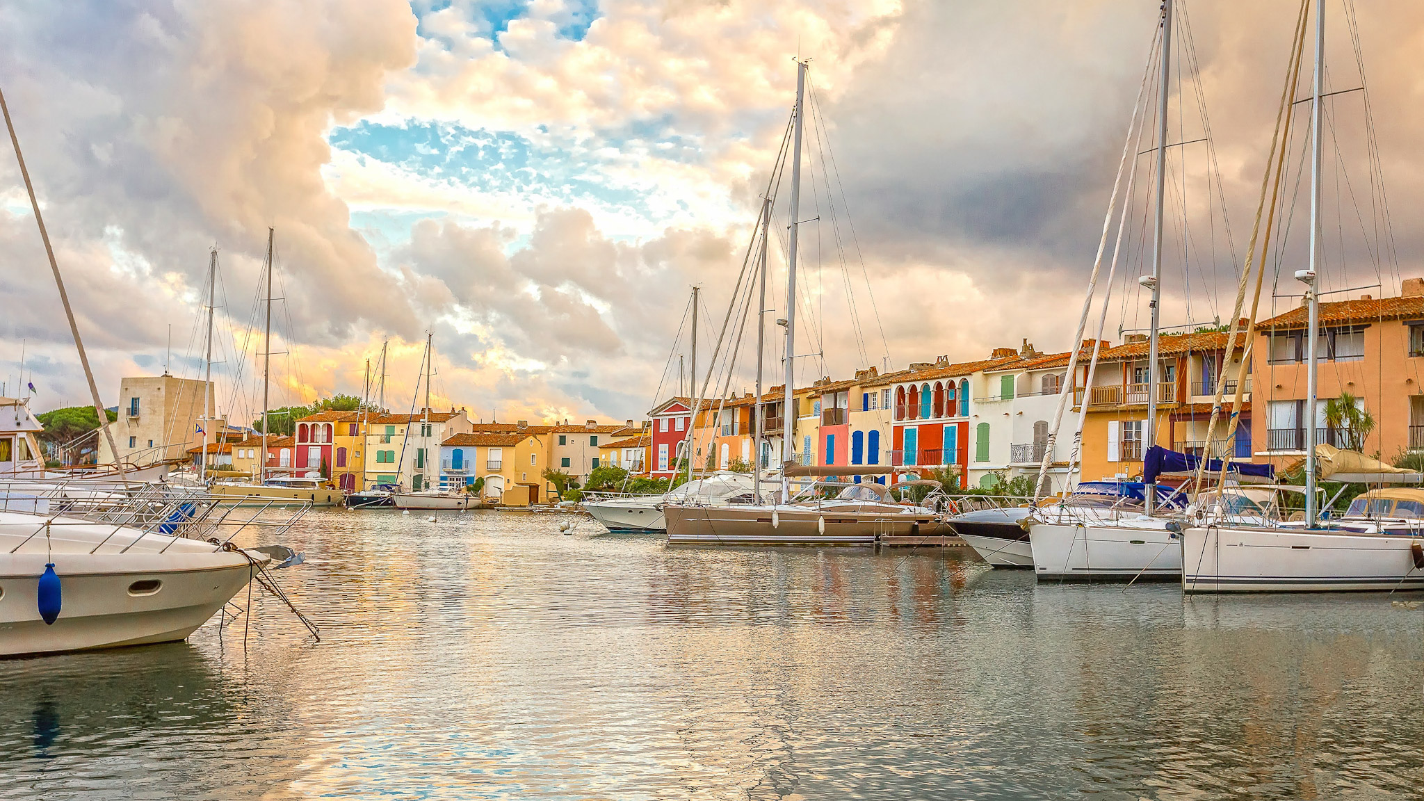 Port Grimaud, maisons colorées au bord des canaux