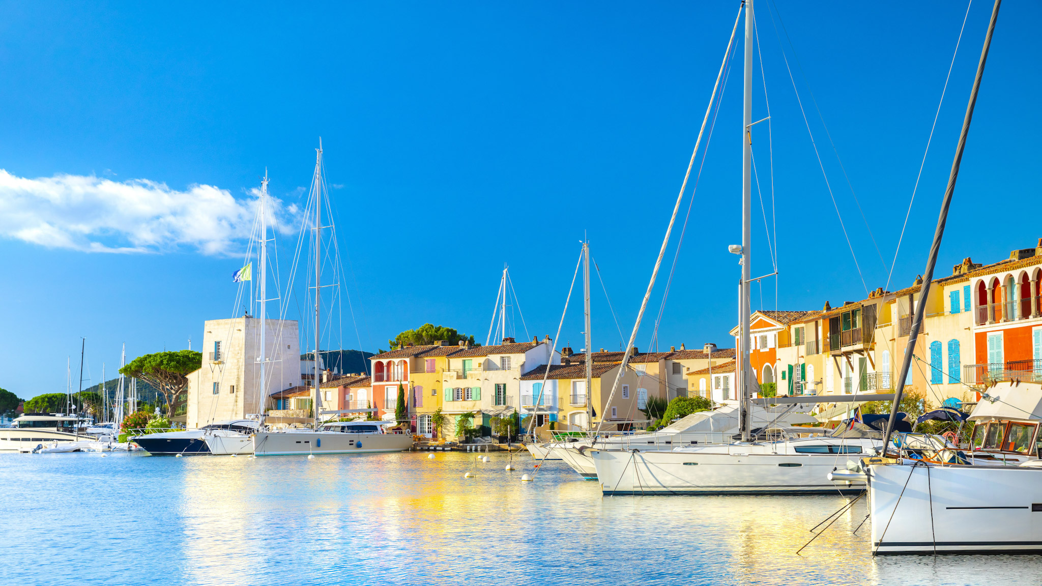 Port Grimaud: bateaux et maisons colorées