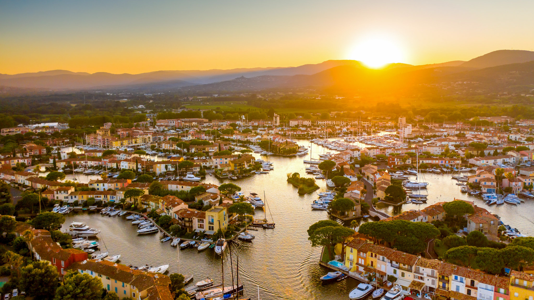 Port Grimaud: coucher de soleil sur le village