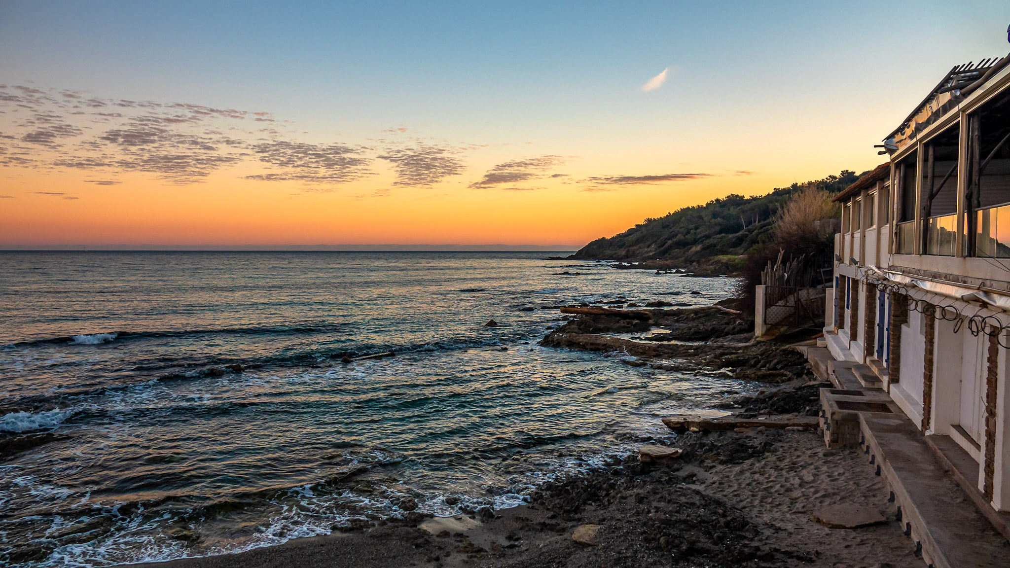 Coucher de soleil au bord de la plage à Saint Tropez