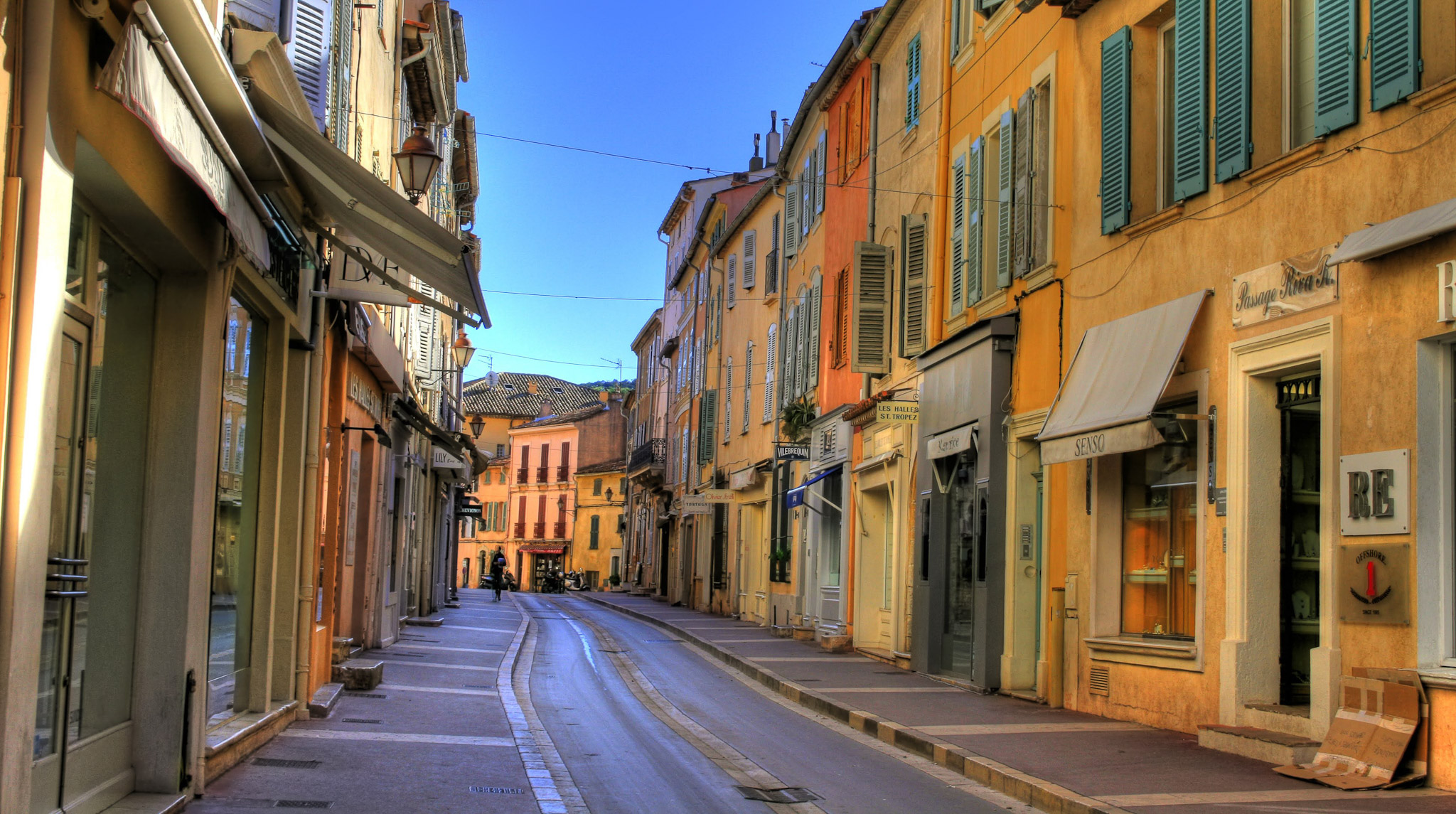 Saint Tropez - les rues colorées de la ville