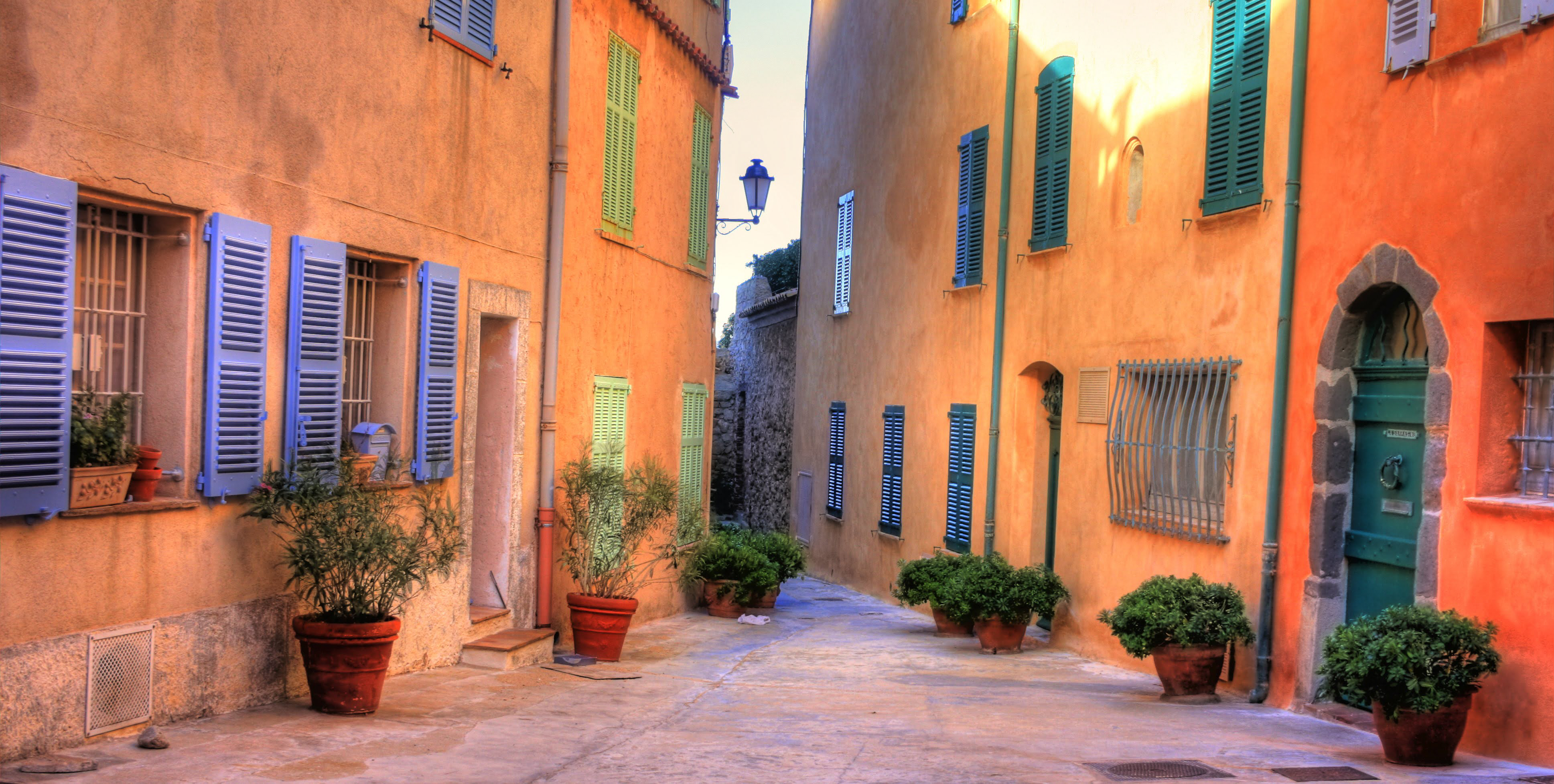 Saint Tropez: rue du Village de Saint Tropez