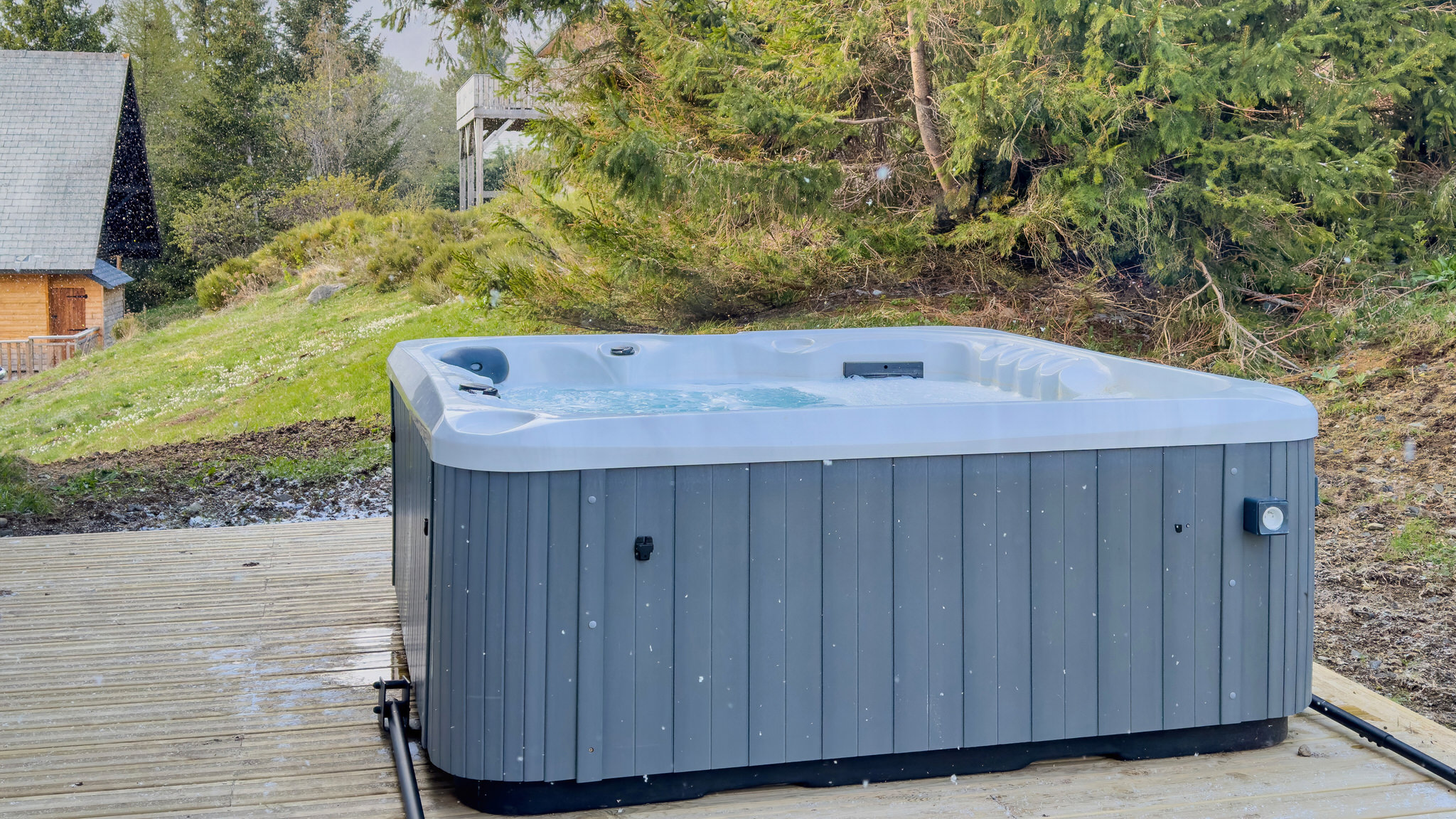 Chalet Spa à Super Besse, chalet Ma Cambuse et son jacuzzi exterieur